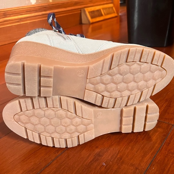 Maurice’s Size 10 NWT Women’s Light Grey Microsuede Booties / New Boots/ Wedges - Picture 5 of 8